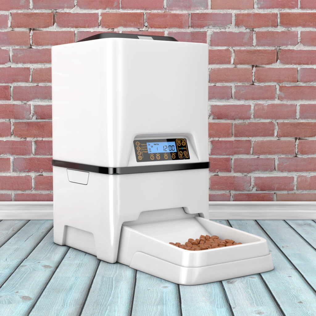 Automatic cat feeder with LCD display